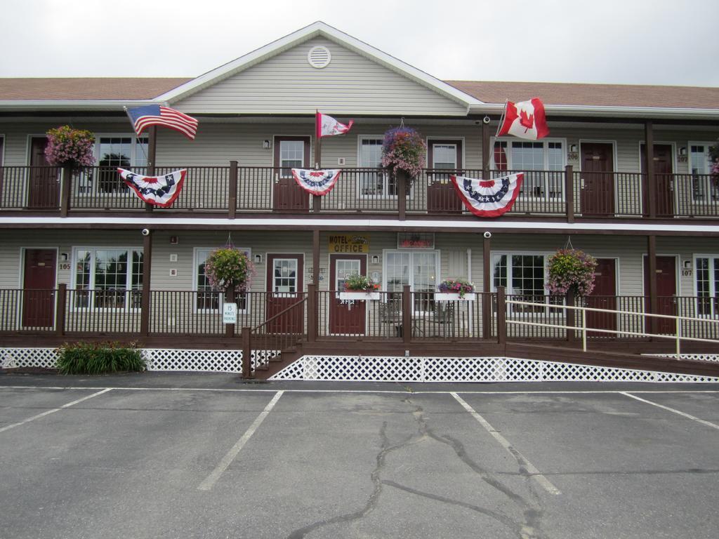 Bishops Country Inn Motel Jackman エクステリア 写真