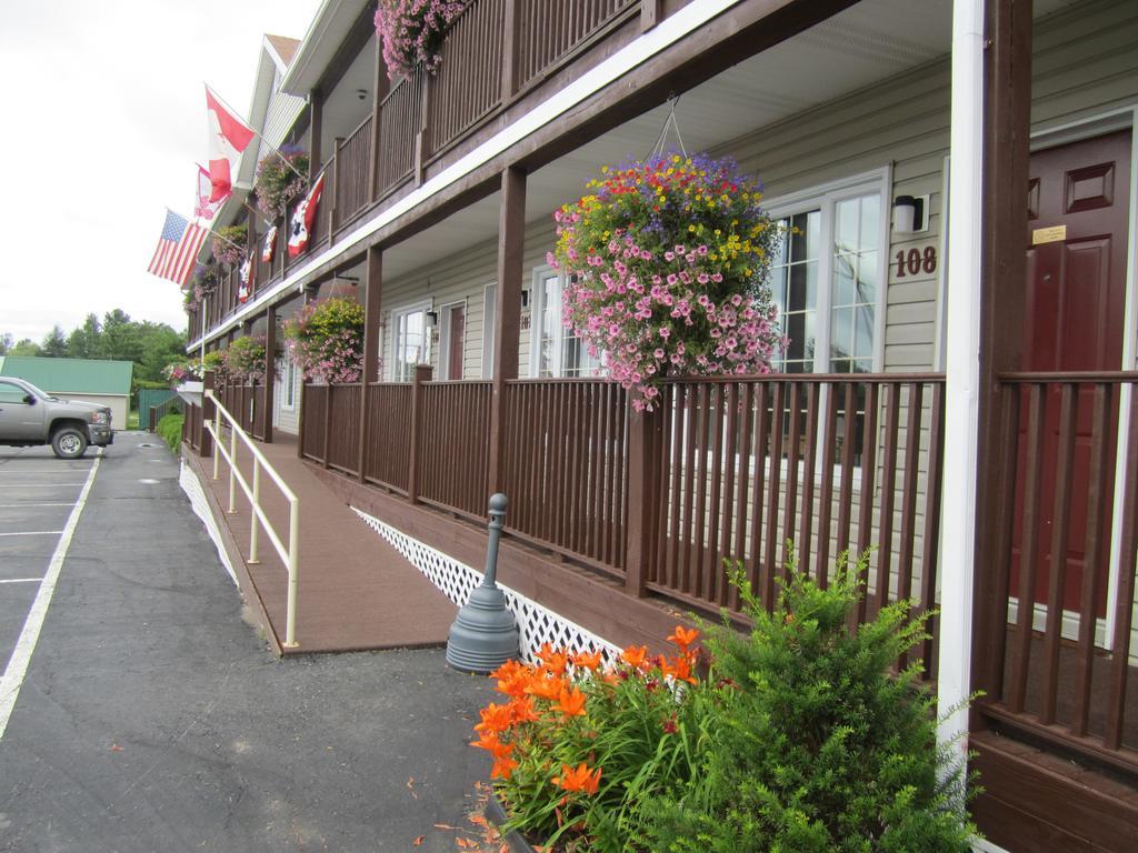 Bishops Country Inn Motel Jackman エクステリア 写真