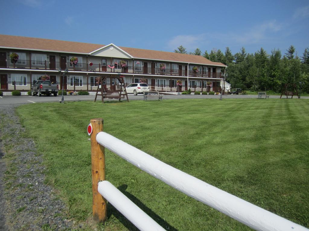 Bishops Country Inn Motel Jackman エクステリア 写真