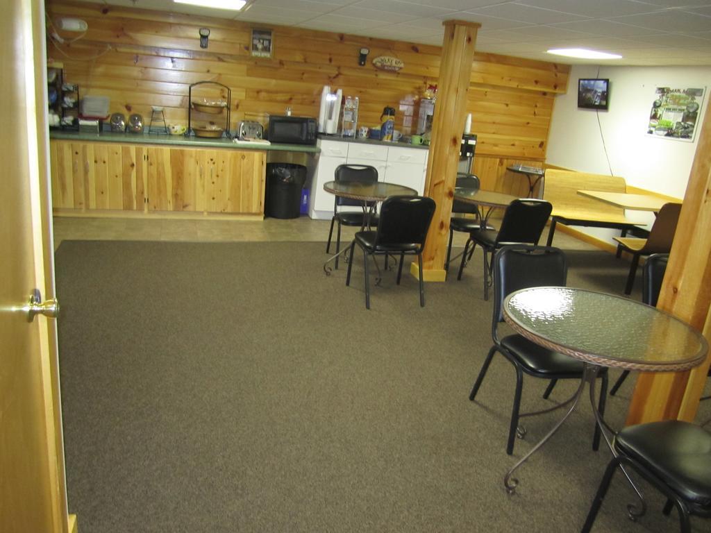 Bishops Country Inn Motel Jackman エクステリア 写真